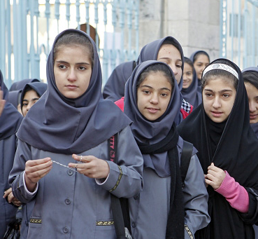 伊朗校服:头巾下的美丽青春